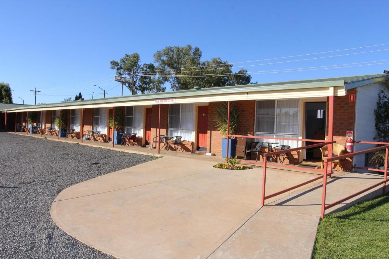 Cross Roads Hotel