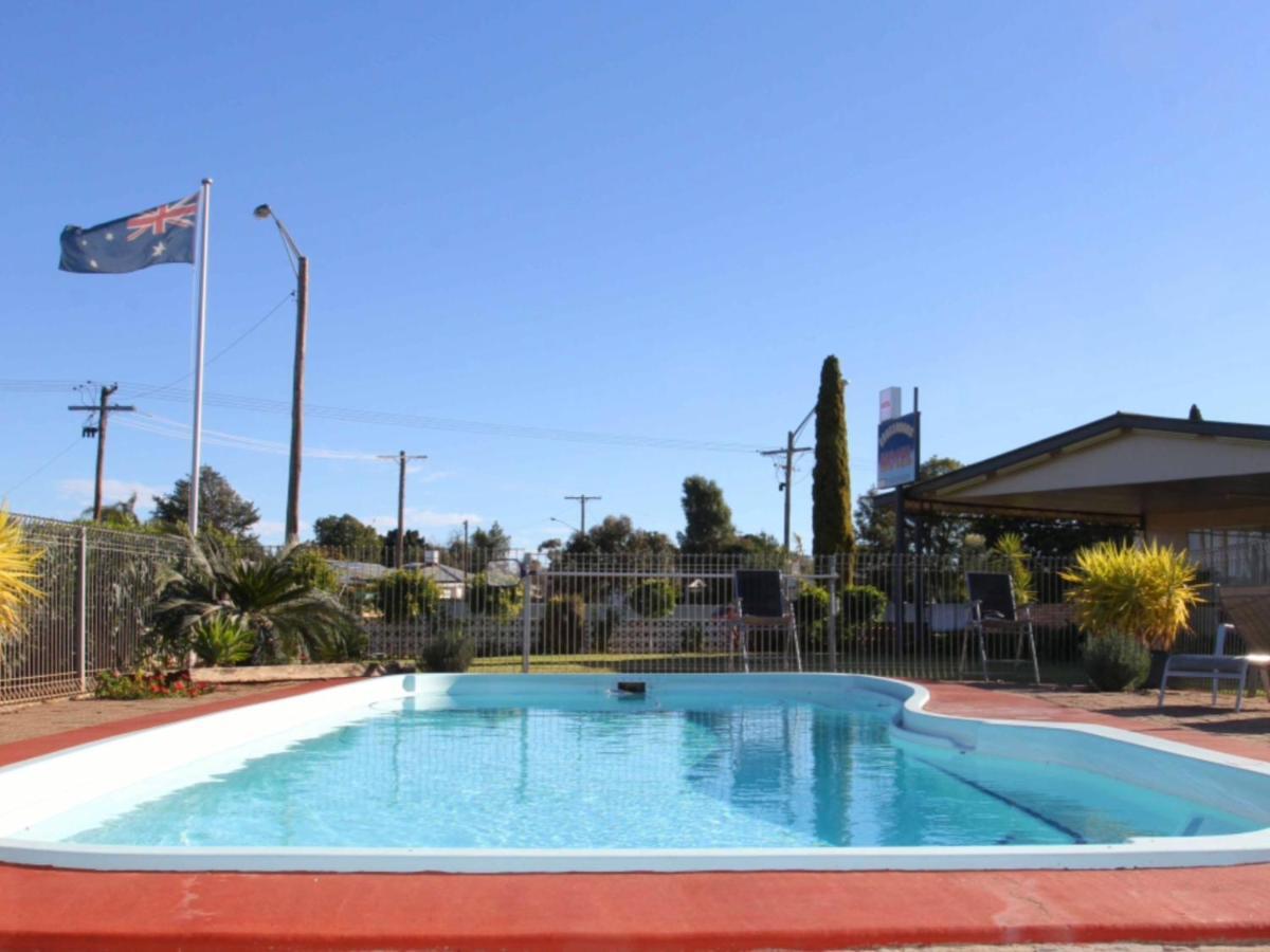 Hotel Cross Roads